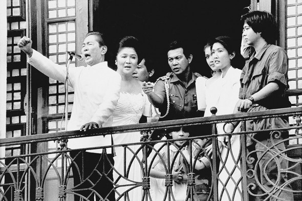 Ferdinand va Imelda Markos prezidentlik qasamyodidan keyin o‘g‘li bilan birgalikda Maniladagi Malakanyang saroyi balkonidan turib odamlarga peshvoz chiqmoqda