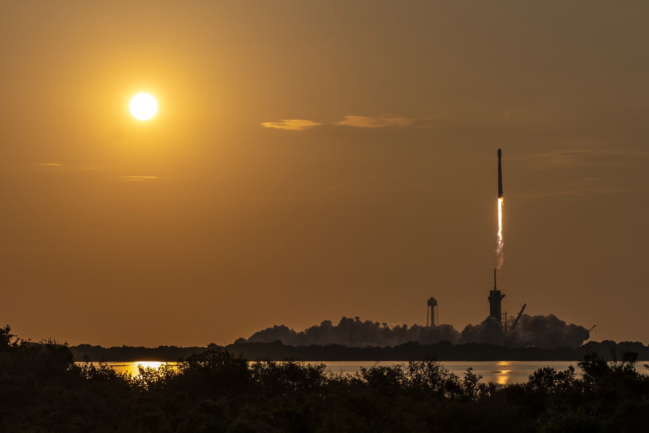 SpaceX orbitaga sun’•iy yo‘ldoshlarning yana bir partiyasini yubordi.