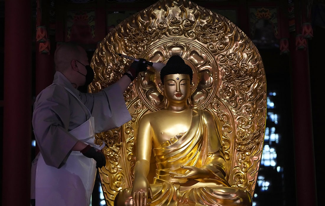 Rohib Seulda Buddaning tug‘ilgan kuni oldidan Budda haykalini tozalamoqda.