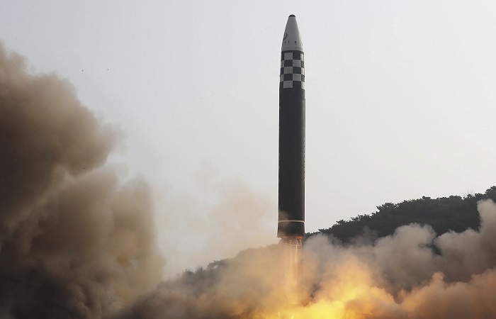 Shimoliy Koreyaning Hwasong-17 qit’alararo ballistik raketasi sinovdan o‘tkazilmoqda.