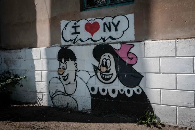 Bino devoridagi “Men Nyu-Yorkni sevaman” yozuvli graffiti