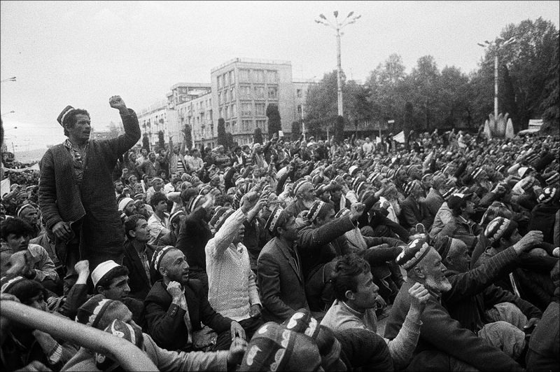 Душанбенинг Шоҳидон майдонидаги мухолифат тарафдорлари, 1992 йил, май.