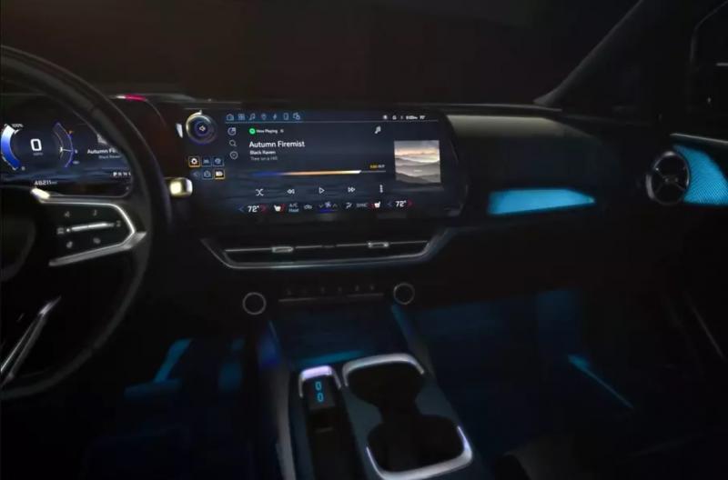 Улкан экран ва милтилловчи «подвеска»: ҳамёнбоп Chevrolet Equinox электрокроссоверининг салони намойиш этилди (видео)