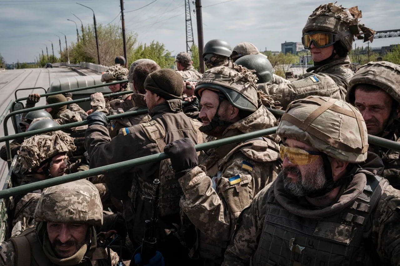Украина аскарлари Краматорск яқинидаги фронтда икки ойлик жанглардан сўнг дам олиш жойига йўл олди.