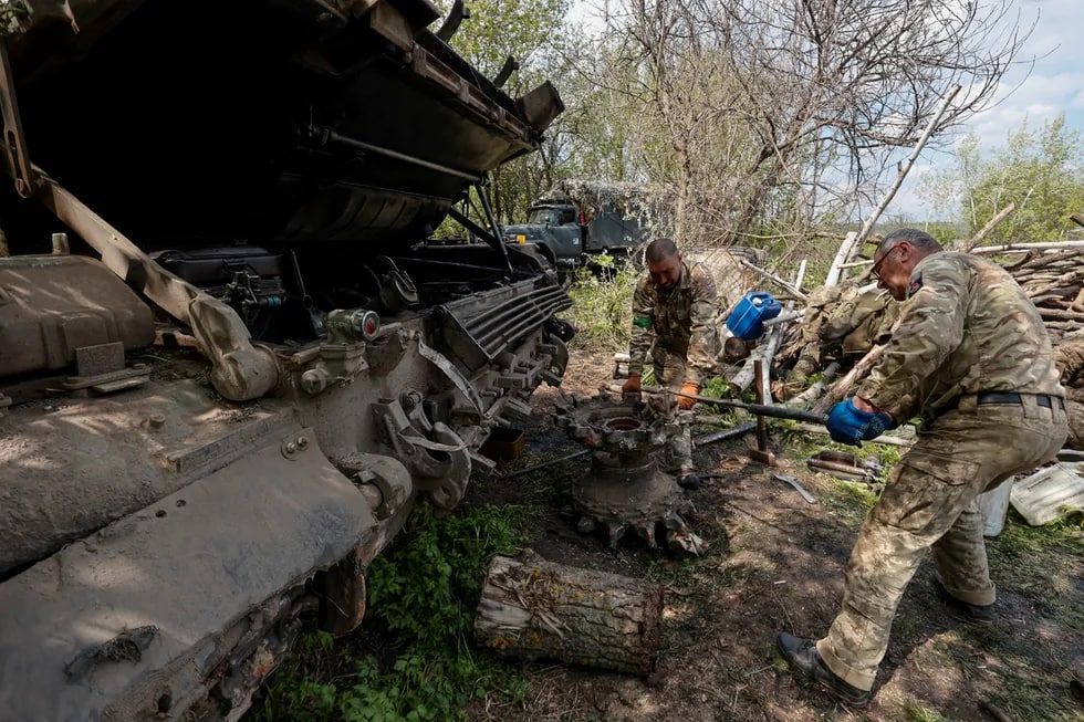 Ukrainalik askarlar tankni ta’mirlamoqda.
