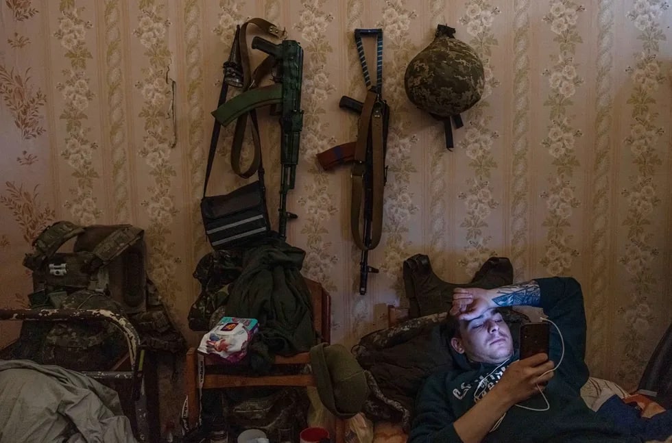 Ukrainalik askar front gospitalidagi xonasida dam olmoqda.