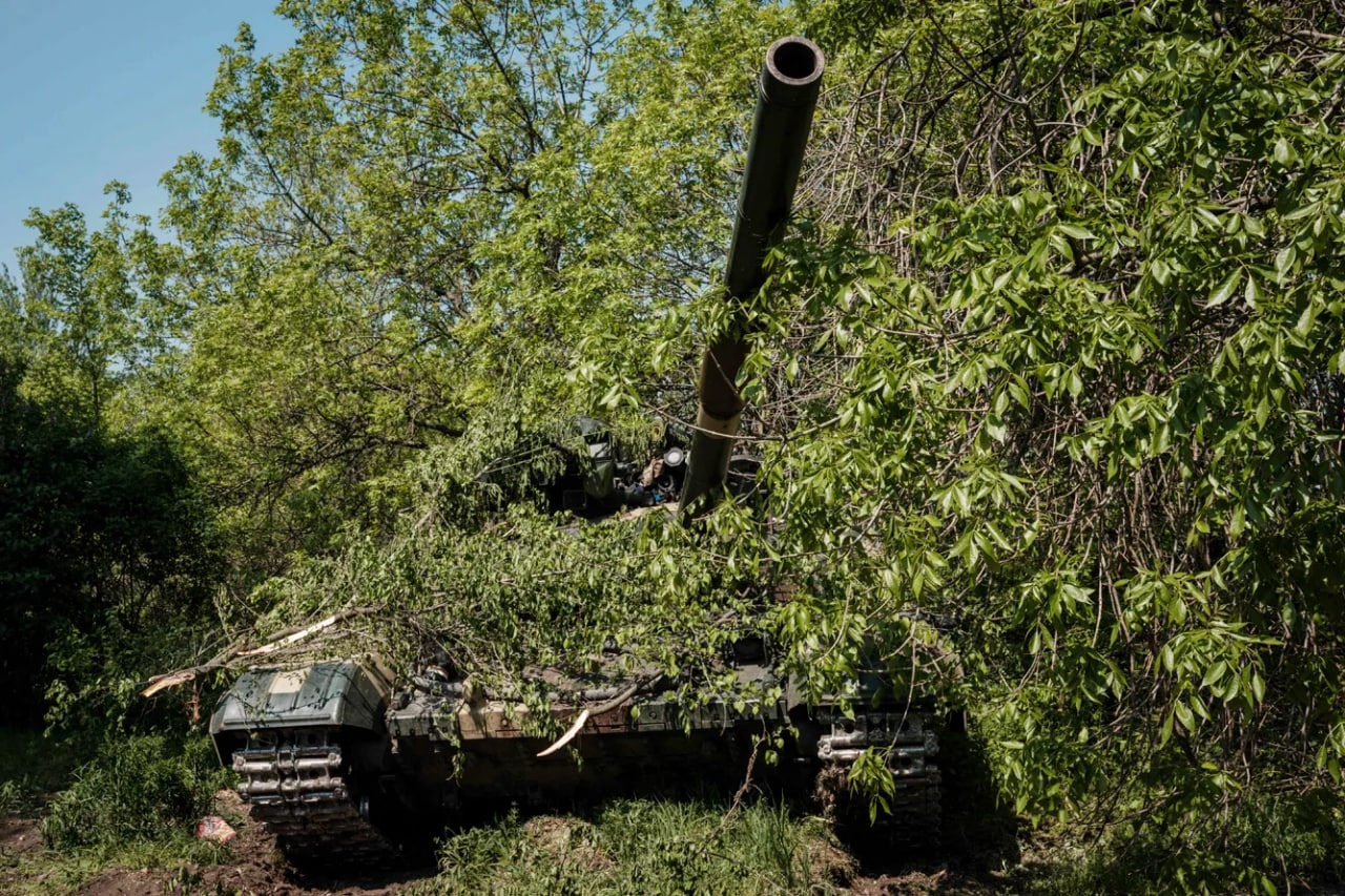 Ukrainaning jangovar tanki Lisichansk yaqinida pozitsiyasini egallab turibdi.