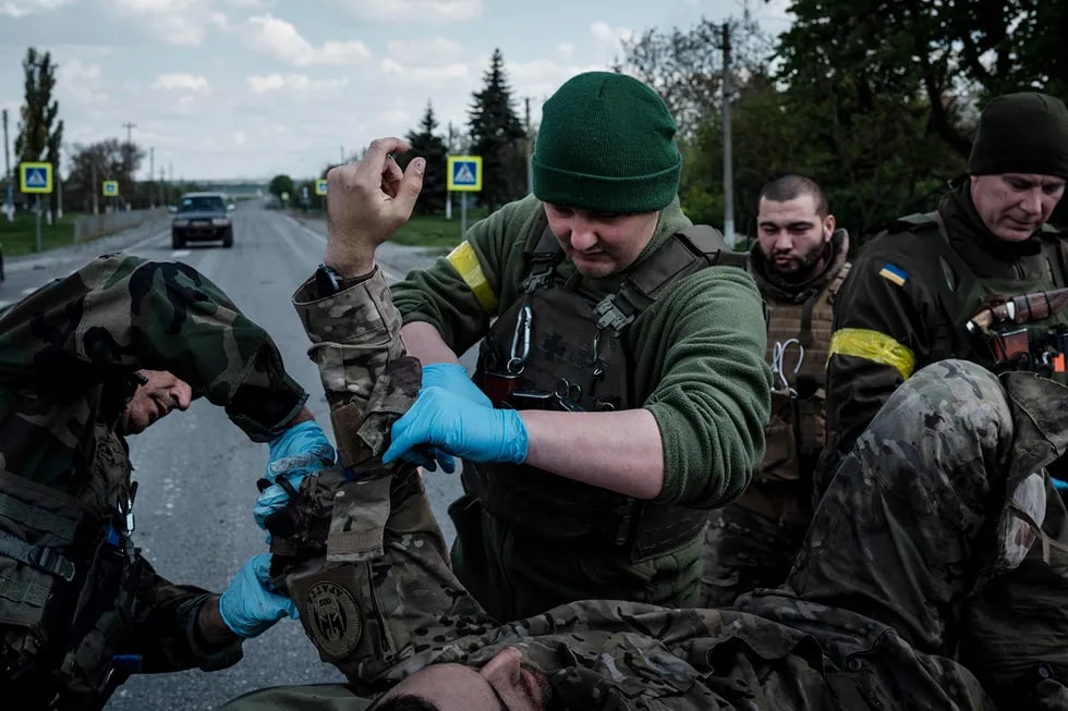 Ukraina Qurolli Kuchlari bo‘linmasi yarador askarga birinchi yordamni ko‘rsatmoqda. Lisichansk.