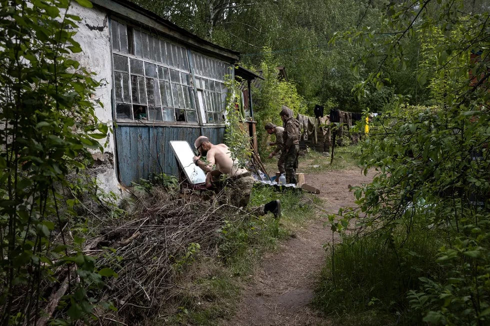 Ukraina qurolli kuchlari harbiylari front chizig‘i yaqinidagi uchastkada soch-soqollarini olishmoqda.