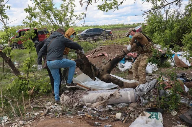 Ukraina sud-tibbiyot ekspertlari Xarkov yaqinida halok bo‘lgan rossiyalik askarlarning jasadlarini yig‘moqda.