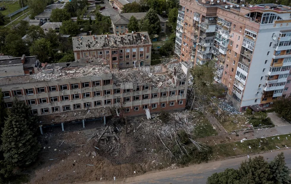 Donetsk viloyati Bahmut shahridagi universitet kampusiga qilingan raketa hujumi oqibatlari.
