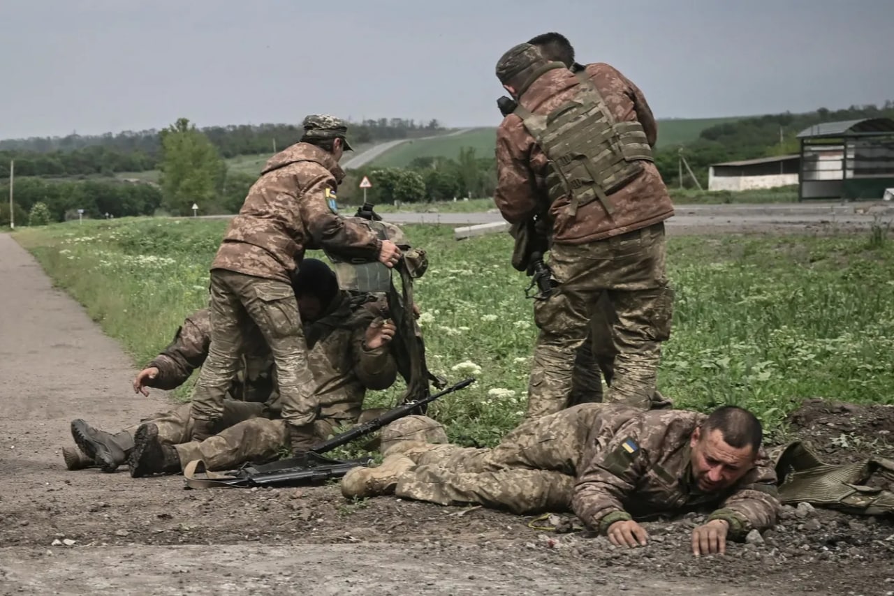 Ukraina harbiylari Donbassdagi front chizig‘i yaqinida yaralangan safdoshlariga yordam bermoqda.