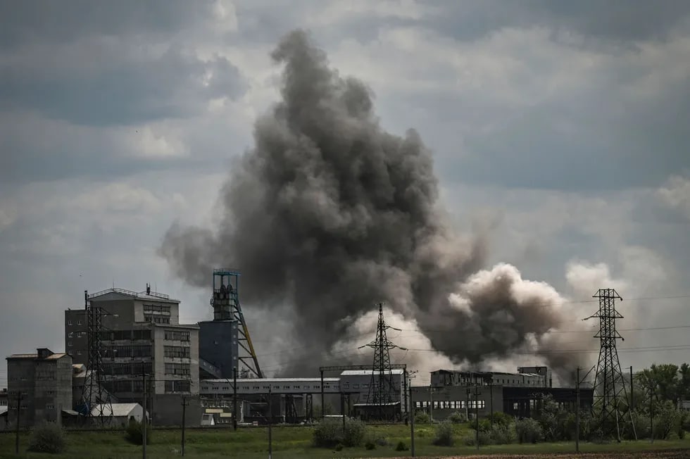 Donetsk viloyatining Soledar shahriga artilleriyadan qilingan hujum oqibatlari.