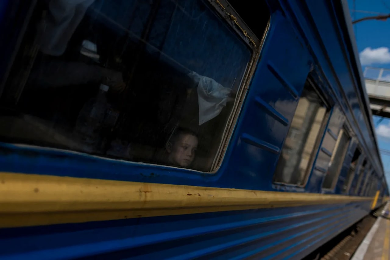 Донецк вилояти Покровск шаҳрида одамларни эвакуация қилаётган поезд.
