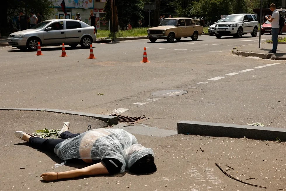 O‘qqa tutishlar paytida halok bo‘lgan Donetsk aholisi vakili.