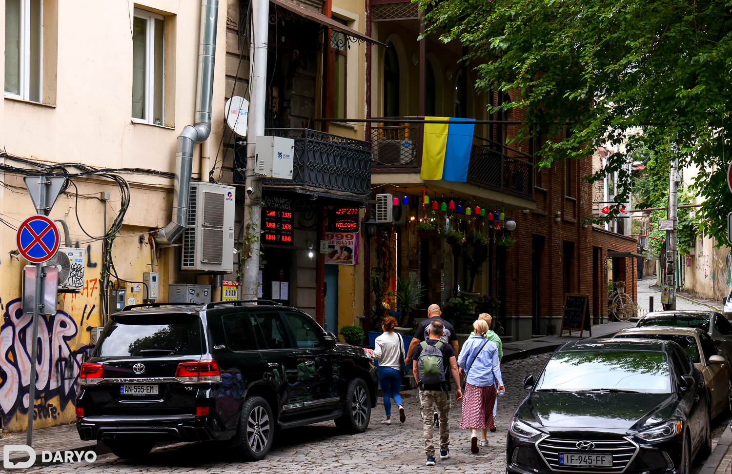 Tbilisida deyarli har bir ko‘chada turli davtlarning bayroqlari ilinganini ko‘rasiz.
