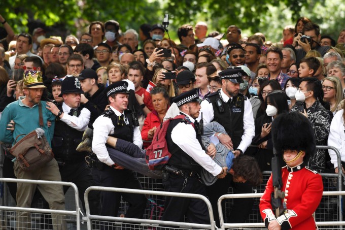 Полиция парад чоғида норозилик намойиши уюштираётганларни Мелл кўчасидан қувиб юбормоқда, 2 июнь