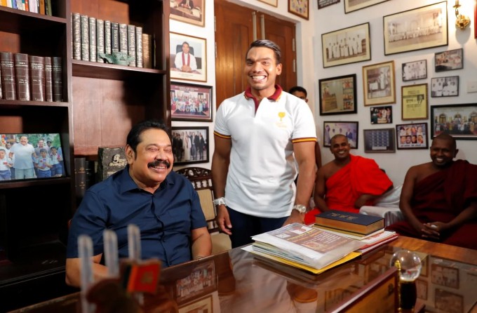 Mahinda Rajapaksa (Shri-Lankaning sobiq bosh vaziri va sobiq prezidenti) katta o‘g‘li Namal, yoshlar yetakchisi va telemagnat bilan