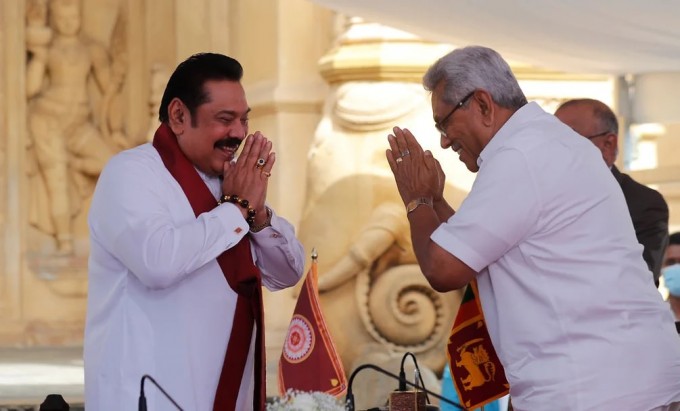 2015-yilda Mahinda Rajapaksa (chapda) uchinchi muddatga saylanish imkoniyatini beruvchi konstitutsiyaga kiritilgan tuzatishdan foydalana olmadi va prezidentlik saylovlarida yutqazdi. Ammo besh yildan so‘ng u hokimiyatga qaytib, bosh vazir bo‘ldi
