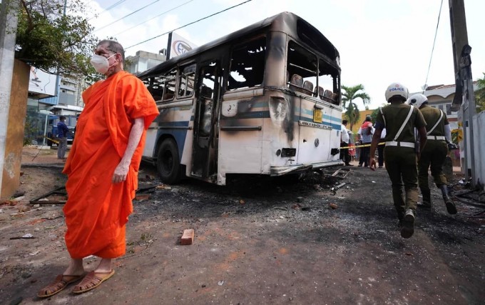 Коломбодаги президент қароргоҳи олдида ёниб кетган автобус. 2022 йил 1 апрель