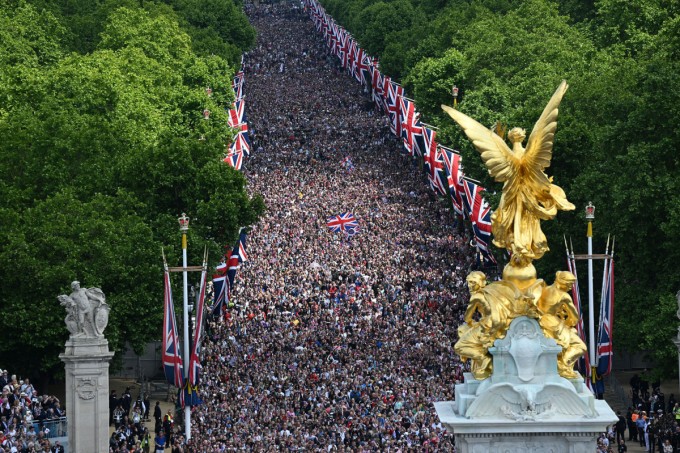 Тантанали парад олдидан одамларга тўла Мелл кўчаси, Лондон, 2 июнь