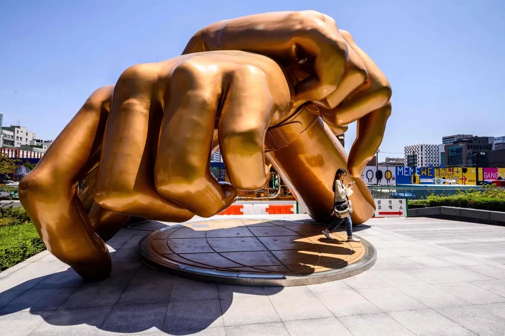 Janubiy koreyalik qo‘shiqchi PSY’ning Gangnam Style trekidagi qo‘l ishorasi asosida yaratilgan bronza haykal.