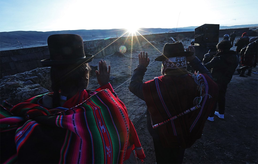 Aymara hindulari Boliviyada Yangi yil kelishini va chiqayotgan quyoshning birinchi nurlarini kutib olishdi.
