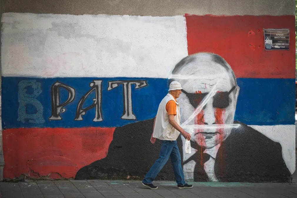 Belgraddagi Rossiya prezidenti Vladimir Putin tasvirlangan devoriy surat.