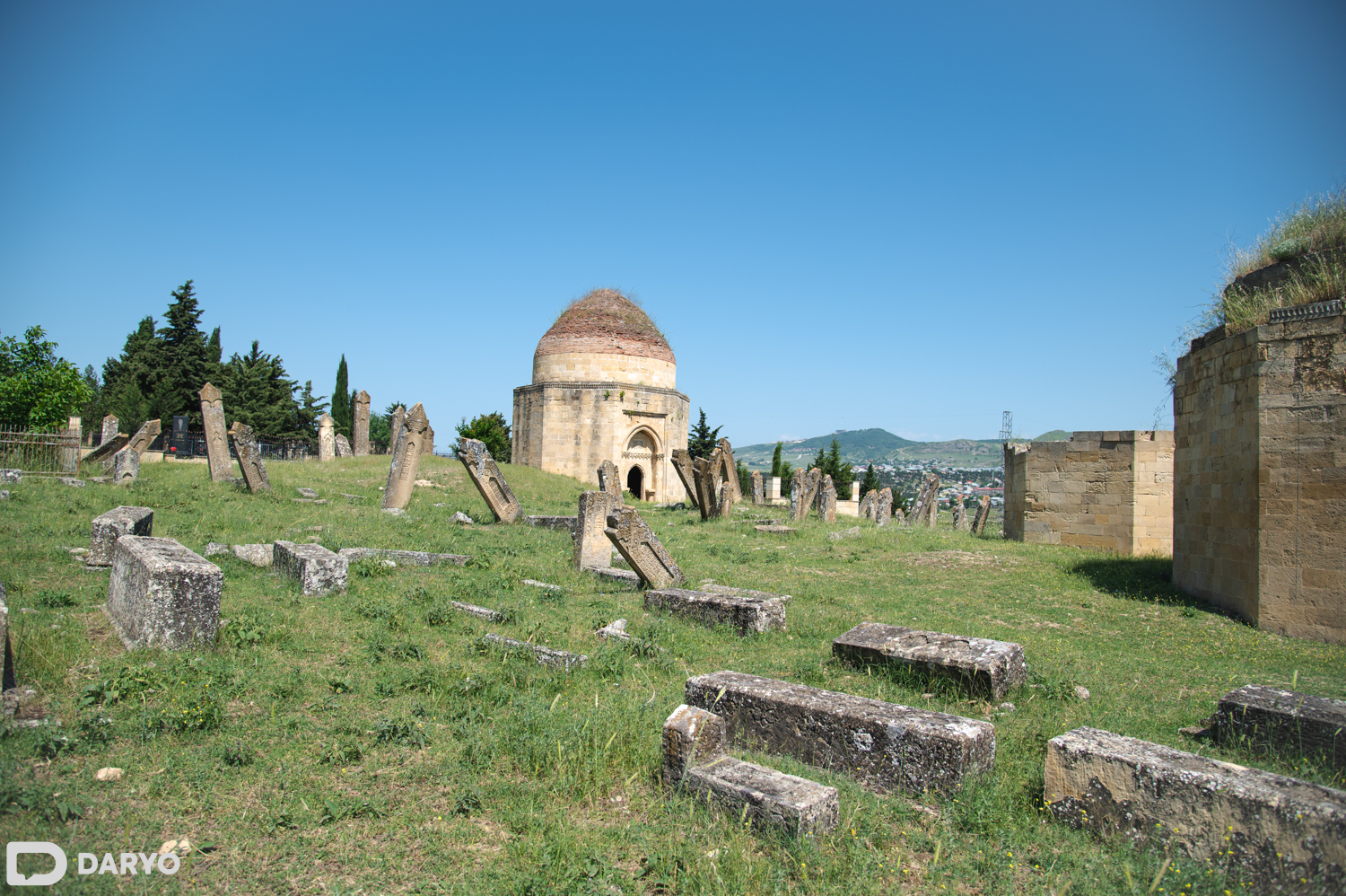 Xarobaga aylanib qolgan Yetti gumbaz maqbaralari majmuasi. Har yerda qadimiy qabr toshlari yotganini ko‘rish mumkin.