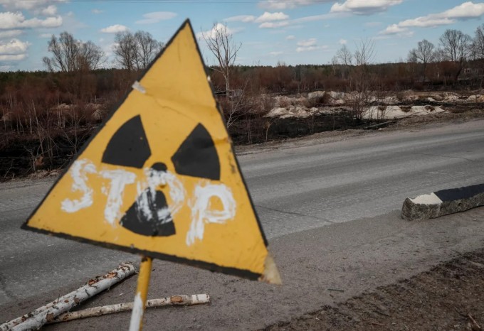 Chernobil AESga tutash hududda rus askarlari tomonidan qazilgan okoplar. Suratdagi qizg‘ish o‘rmon haligacha radiatsiya darajasi yuqori bo‘lgan hudud hisoblanadi. 1986-yilda reaktor portlashi paytida o‘rmon radioaktiv zarralarning eng katta qismini o‘ziga olgan.