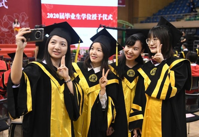 2021-yil yozida Xitoyning Renmin universiteti bitiruvchilari