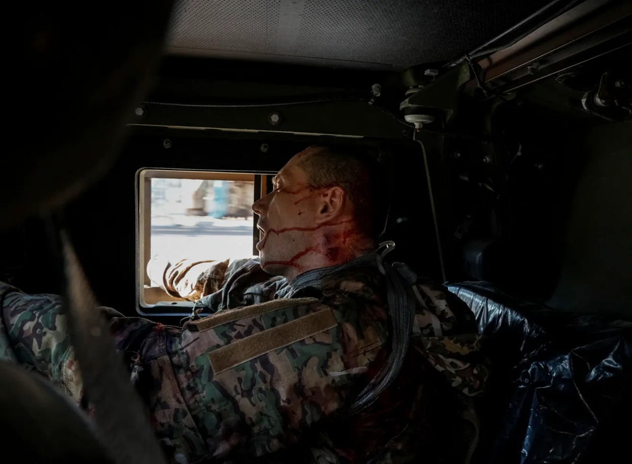 Ukraina armiyasining yarador askari frontdan olib chiqilmoqda.