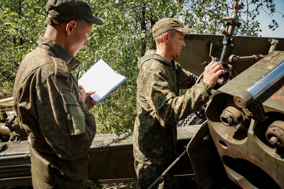 DXR militsionerlari Donetsk viloyati Avdeyevka yaqinidagi oldingi frontda sovetcha “Giatsint-B” dala pushkasidan o‘t otishga tayyorlanmoqda.