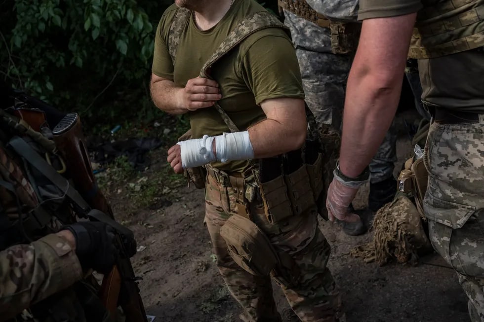 Front chizig‘idagi yarador ukrainalik askar.