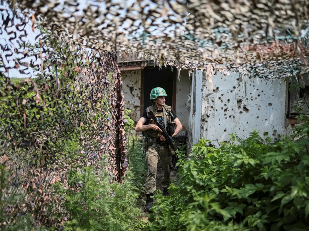 Bahmut yaqinidagi frontda ukrainalik askar — rus qo‘shinlari bu yo‘nalishda hujumni davom ettirmoqda, ammo shahar Ukraina nazorati ostida.