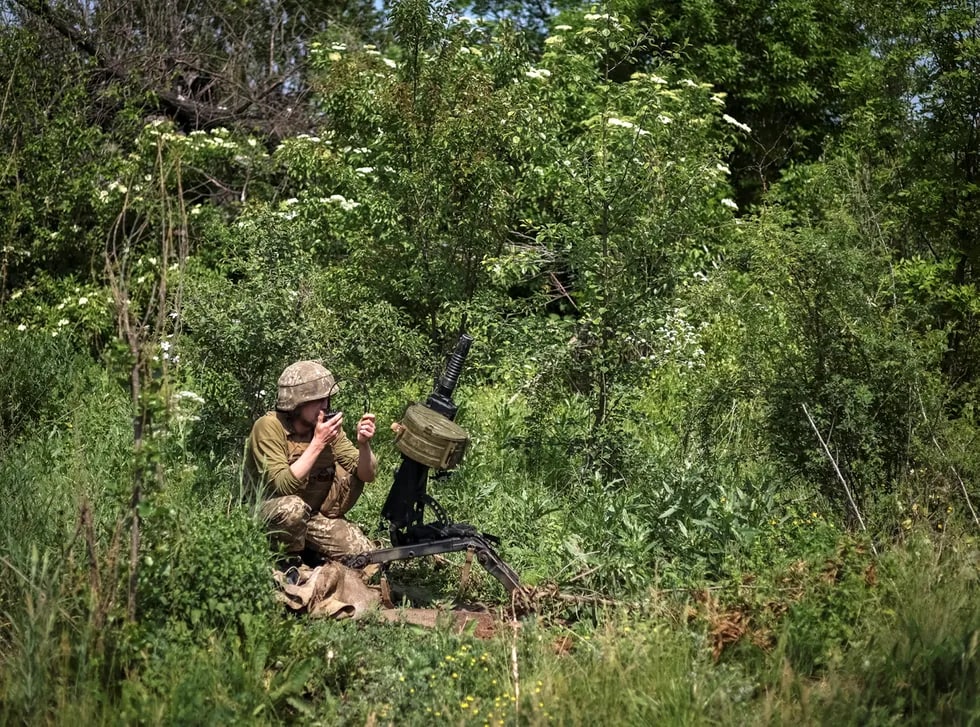 Ukrainalik askar avtomatik granatomyotdan o‘q uzmoqda.