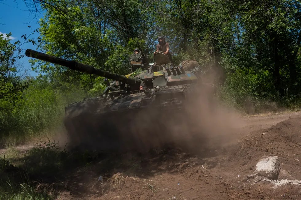 Donetsk viloyatidagi Ukraina tanki. Asosiy janglar hozir Donbassda kechmoqda: rus qo‘shinlari Severodonetsk va Lisichanskga hujum qilmoqda, Ukraina armiyasi front chizig‘ini ushlab turibdi.