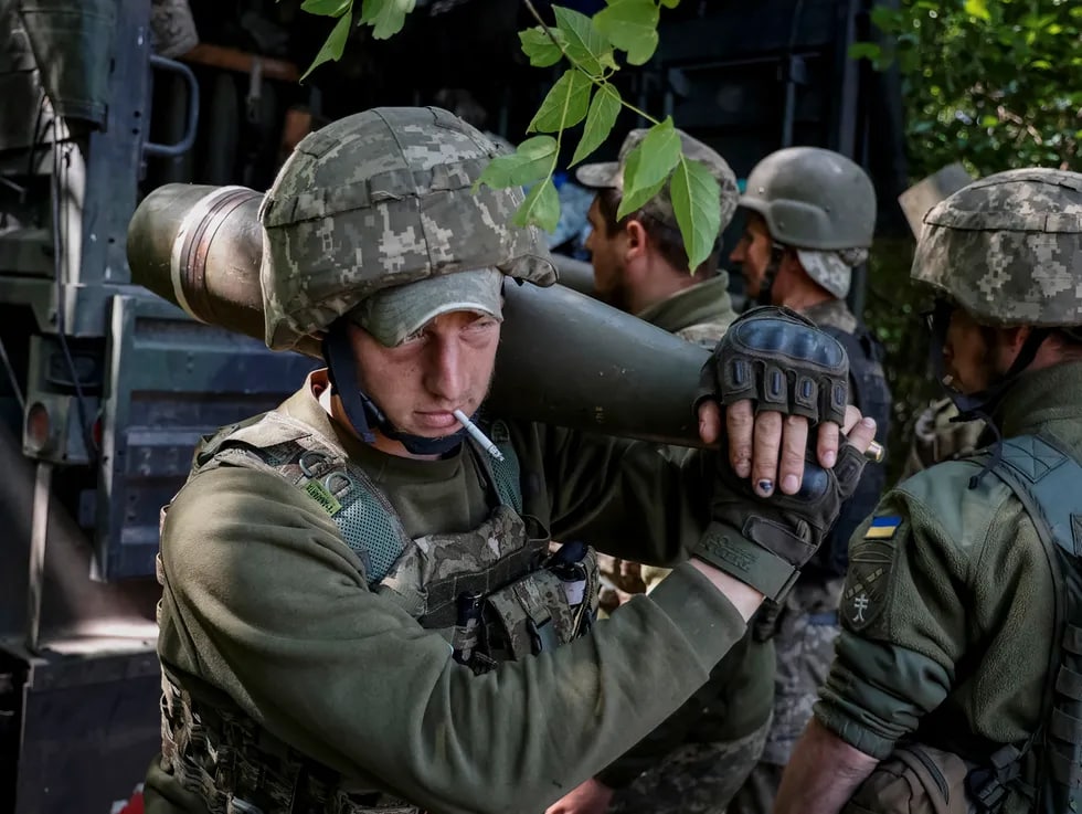 Front chizig‘i yaqinida Ukraina harbiylari gaubitsa uchun snaryadlarni tayyorlamoqda.