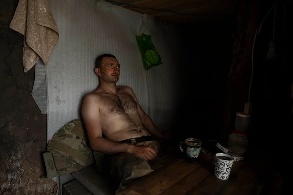Okop qazib charchagan ukrainalik askar dam olmoqda.