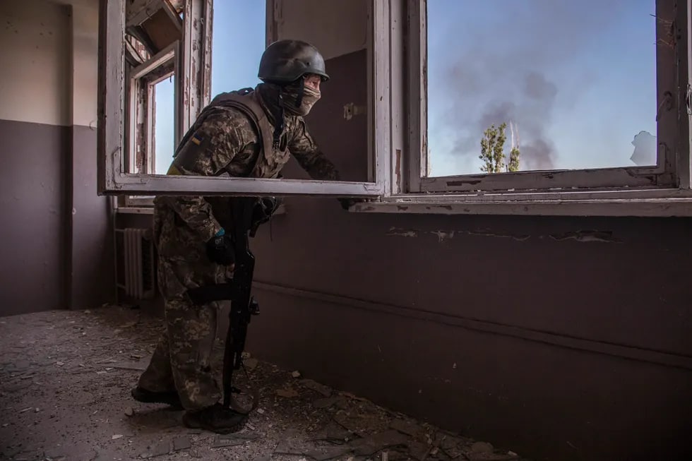 Украиналик аскар Северодонецк фронтидаги жангда жанговар позицияни эгаллаб турибди.