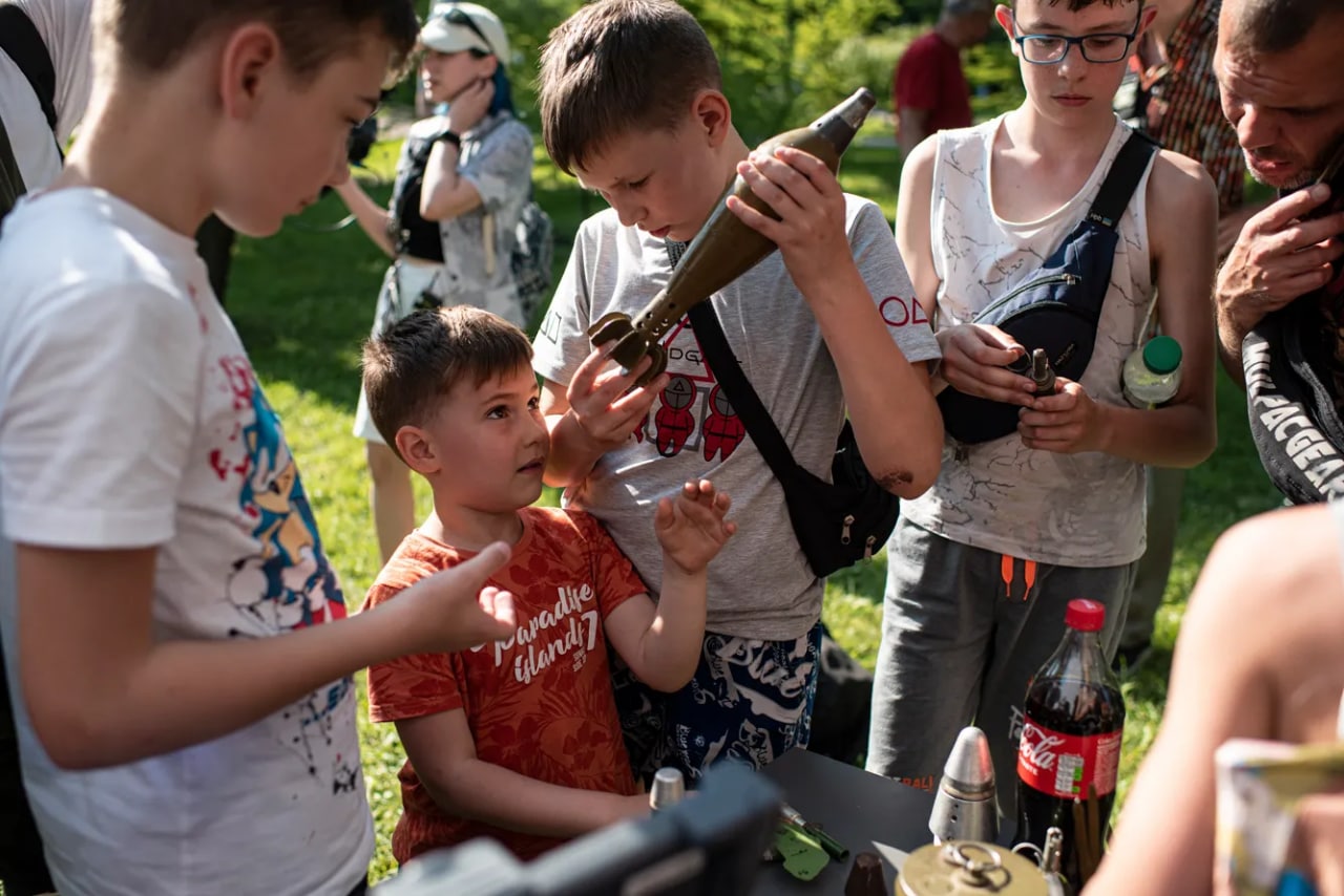 Bolalar xavfsizlik darsi paytida turli xil portlovchi qurilmalarni ushlab ko‘rmoqda, Kiyev.