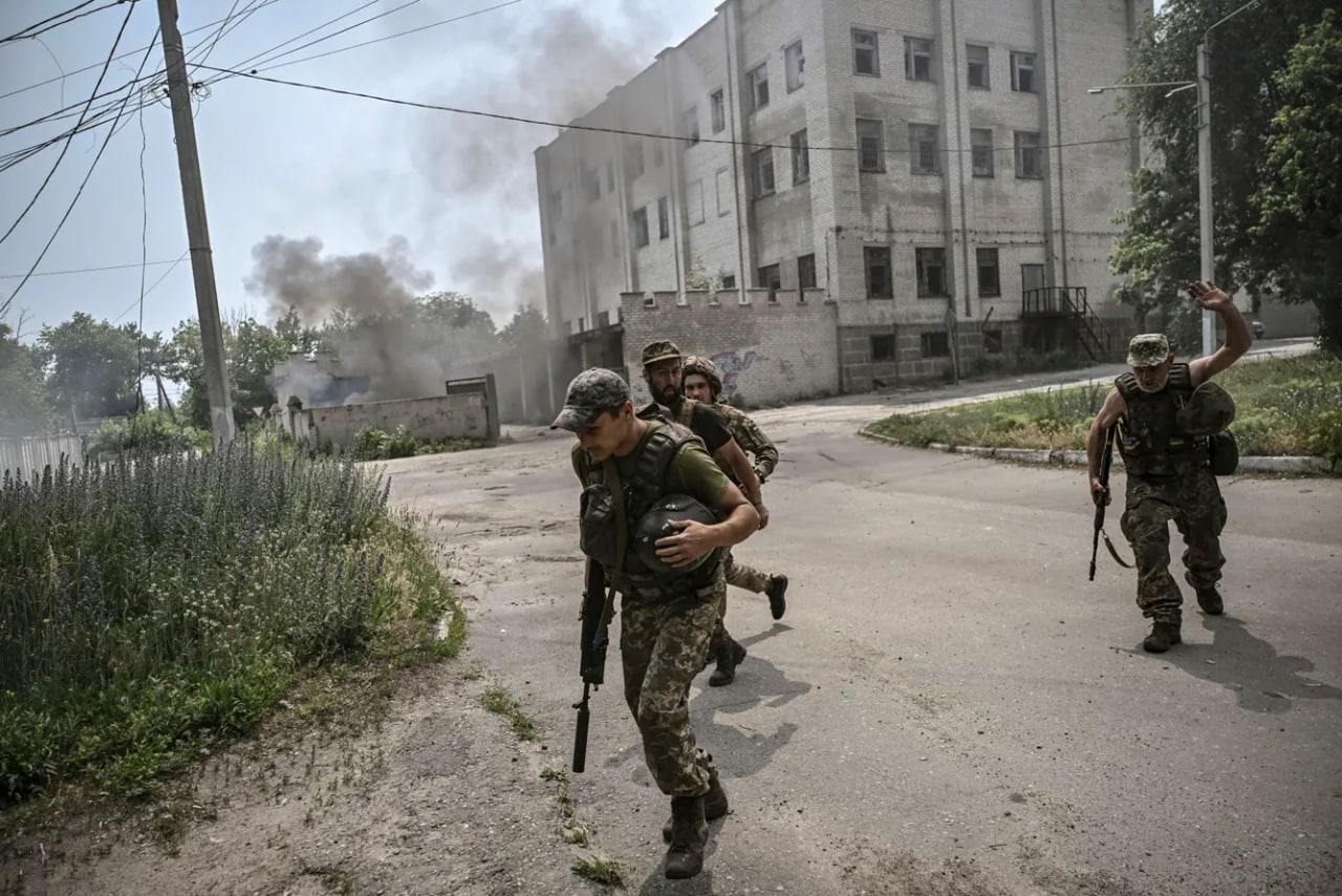 Ukraina harbiylari Lisichansk shahri o‘qqa tutilayotgan paytda xavfsiz joyga yugurishmoqda.