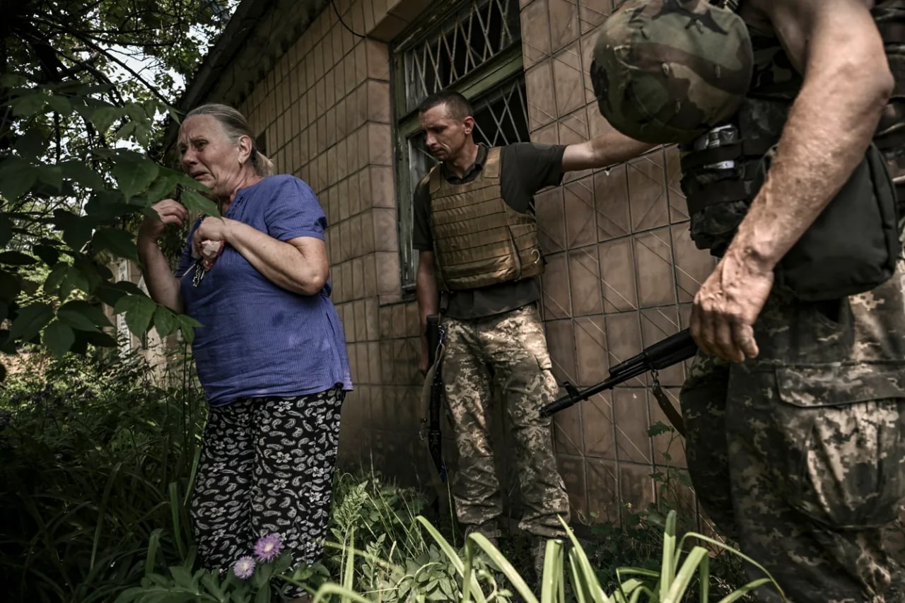 Artilleriya o‘qlari yog‘ilayotgan paytda boshpanada qo‘rquvga tushib turgan keksa ayol, Lisichansk.