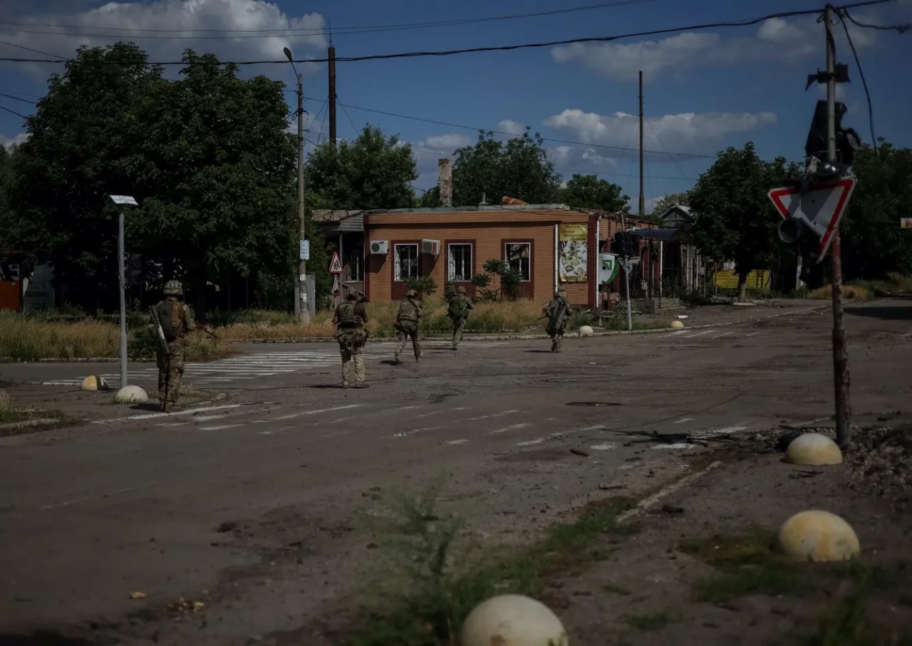 Ukraina qurolli kuchlari askarlari Donetsk viloyati, Marinka shahri ko‘chalarida. Shahar Donetskning g‘arbiy qismidagi front chizig‘ida joylashgan va 2015-yilda urushning eng dastlabki bosqichlarida katta zarar ko‘rgan.