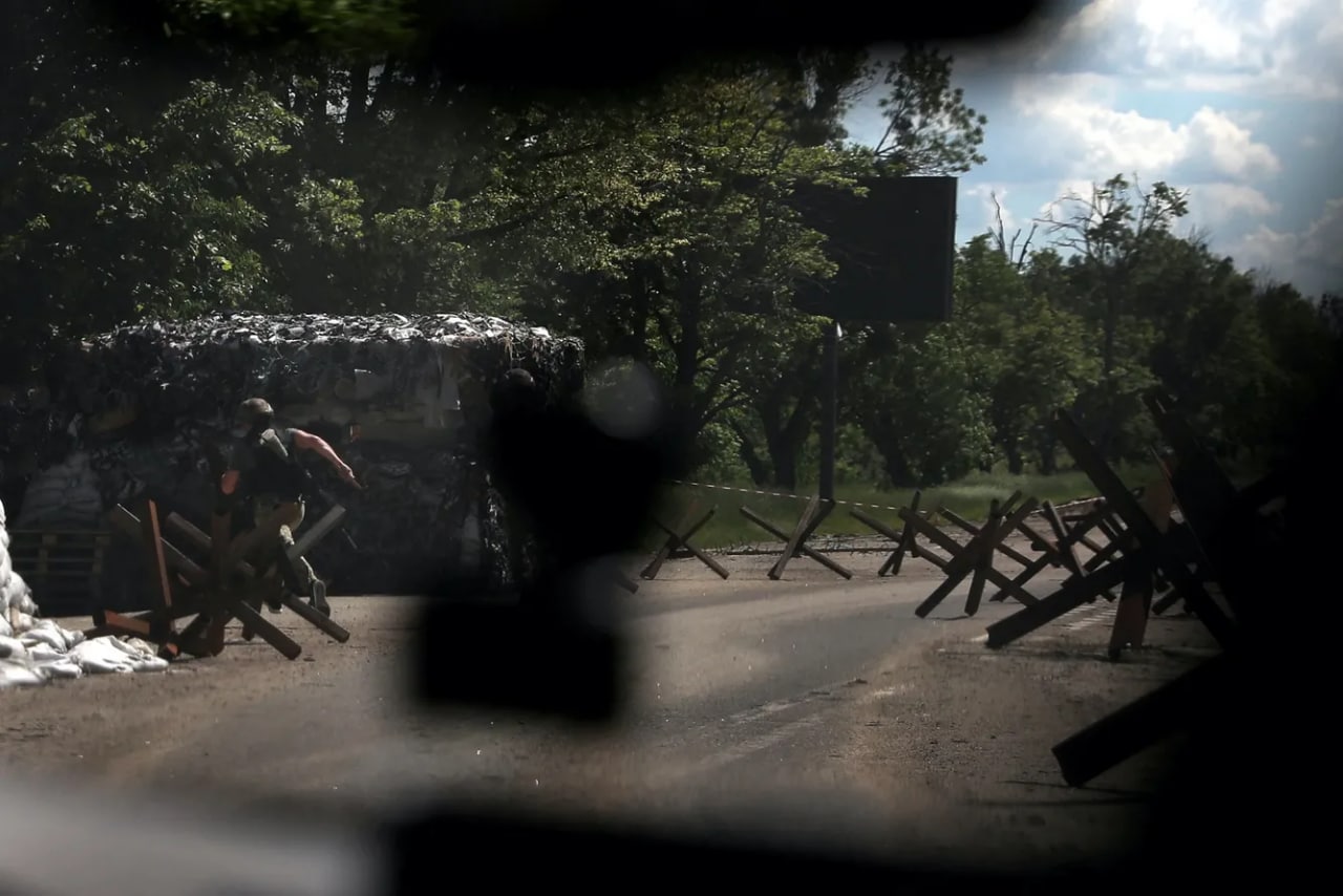 Xarkovda Ukraina Qurolli kuchlarining askari Rossiya kuchlari tomonidan o‘t ochilayotgan paytda xavfsiz joyga yugurmoqda.