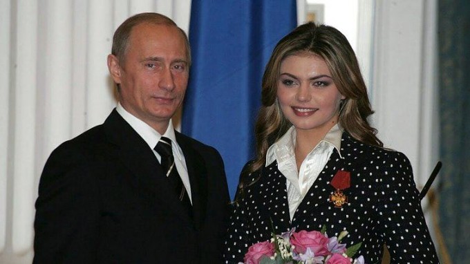 Rossiya prezidenti Vladimir Putin Alina Kabayevaga IV darajali “Vatan oldidagi xizmatlari uchun” ordenini topshirmoqda, 2005-yil 21-dekabr