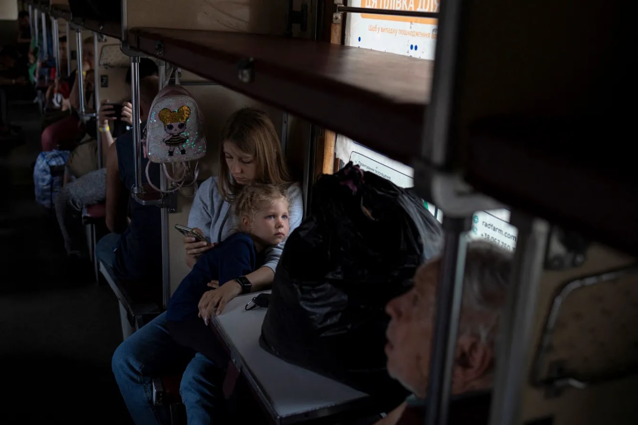Ukraina sharqidagi hududlardan aholini Dnepr va Lvovga olib ketayotgan evakuatsiya poyezdi yo‘lovchilari.