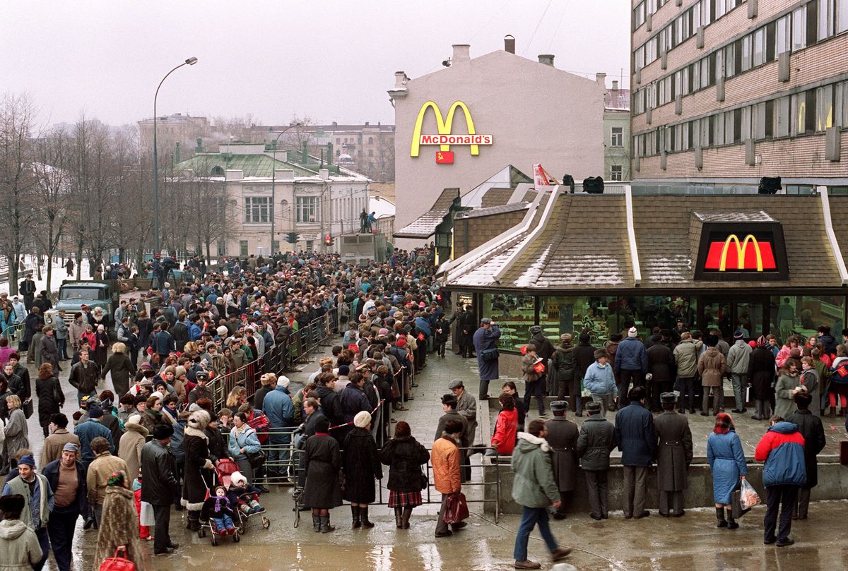 1990-yil McDonalds’da navbatda turgan rossiyaliklar