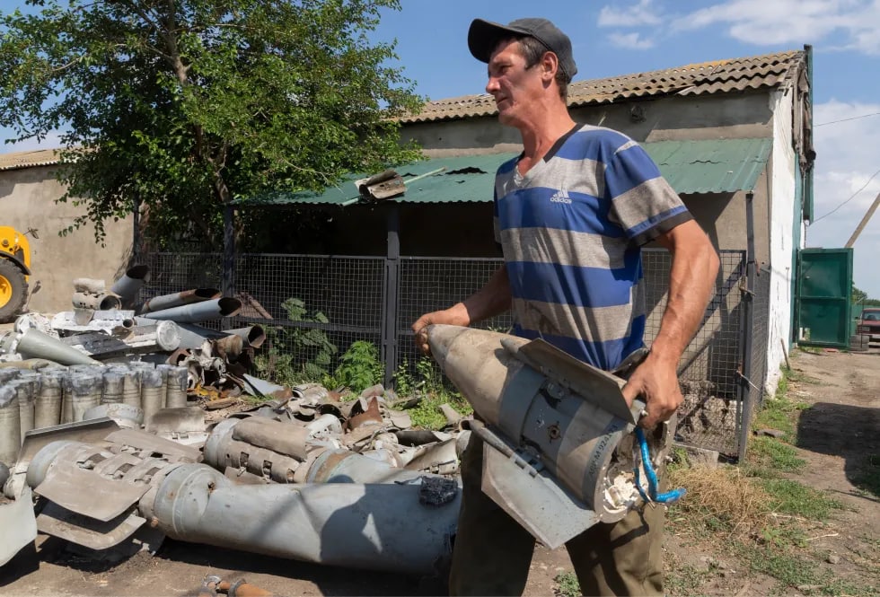 Dnepr viloyatida yashovchi fermer front chizig‘idan 10 kilometr uzoqlikda joylashgan daladan topib olgan rus raketasi bo‘laklarini yig‘moqda.