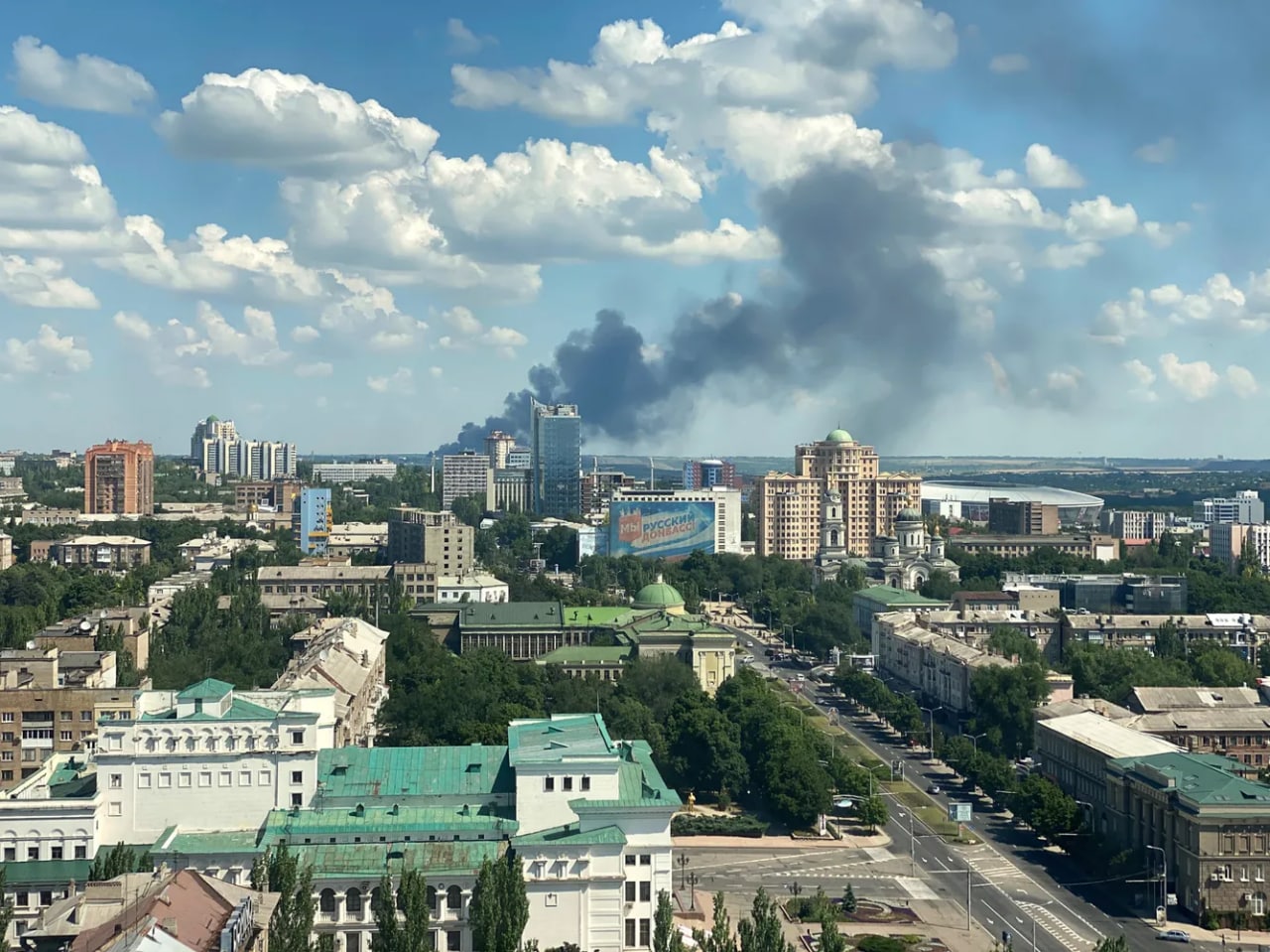 Donetsk osmonidagi tutun. Mahalliy Telegram-kanallar 4-iyul kuni tushdan keyin shahar o‘qqa tutilgani haqida xabar berdi: temir yo‘l vokzali yaqinidagi bozor shu sababli yonib ketgani, bir kishi halok bo‘lgani aytildi. Rossiya davlat ommaviy axborot vositalari esa shu paytda “Ukraina Qurolli Kuchlari yuzta snaryad tashlagani” ularning nishoni “to‘rtta bolalar bog‘chasi, maktab, sanoat obyektlari, temir yo‘l stansiyasi” bo‘lgani haqida yozdi. Davlat matbuotiga ko‘ra, otishmada 17 kishi jarohatlangan, ikki kishi halok bo‘lgan.